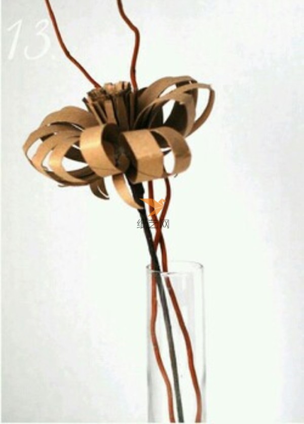 Tutorial on turning waste into treasure using artistic flower arrangements made from waste paper tubes