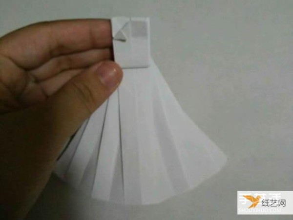 Illustrated steps on how to fold a very beautiful and elegant origami wedding dress