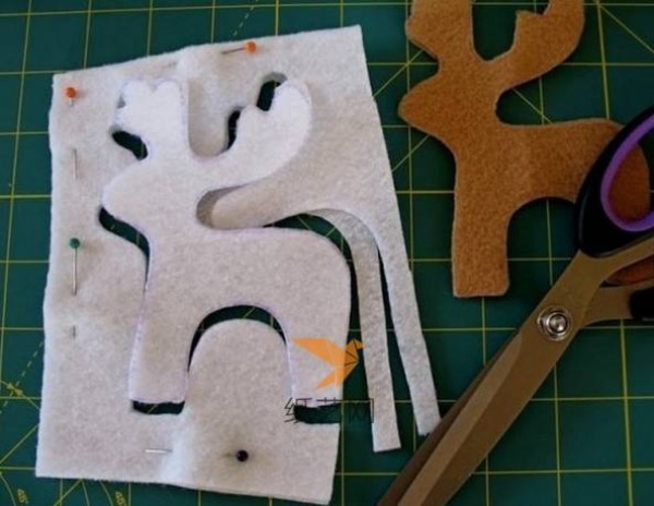 Use non-woven fabric to make small Christmas reindeer Christmas tree decorations