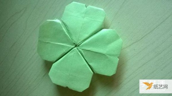 Illustration of how to fold a very creative four-leaf clover using a piece of paper