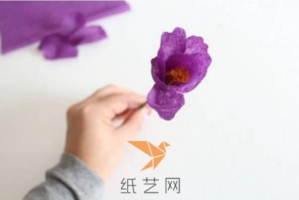 Tutorial on how to make artificial paper flowers that look like real ones