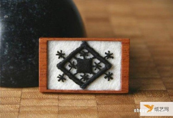 Characteristic embroidery trinkets that combine hand embroidery with small wooden blocks