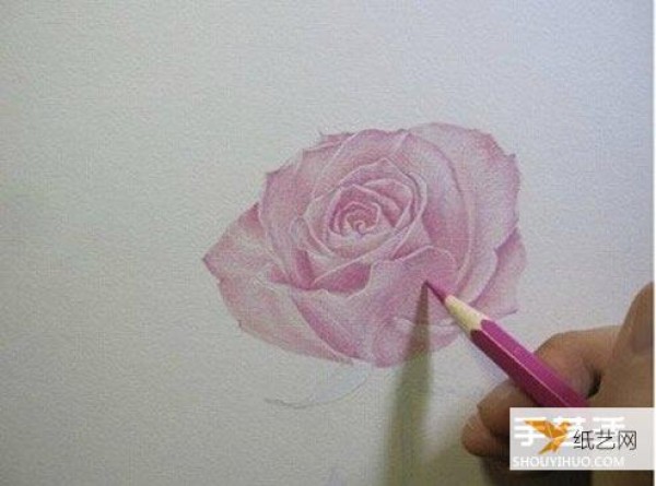 Share a step-by-step tutorial on how to draw roses with colored pencils