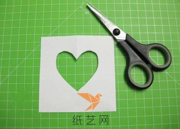 Tutorial on making a heart-shaped cover for Valentine’s Day gift