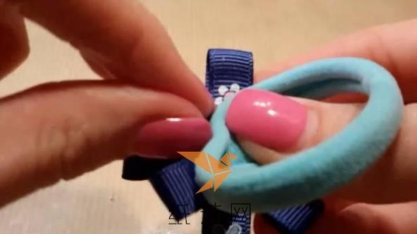 Tutorial on flower hair ties made from ribbons