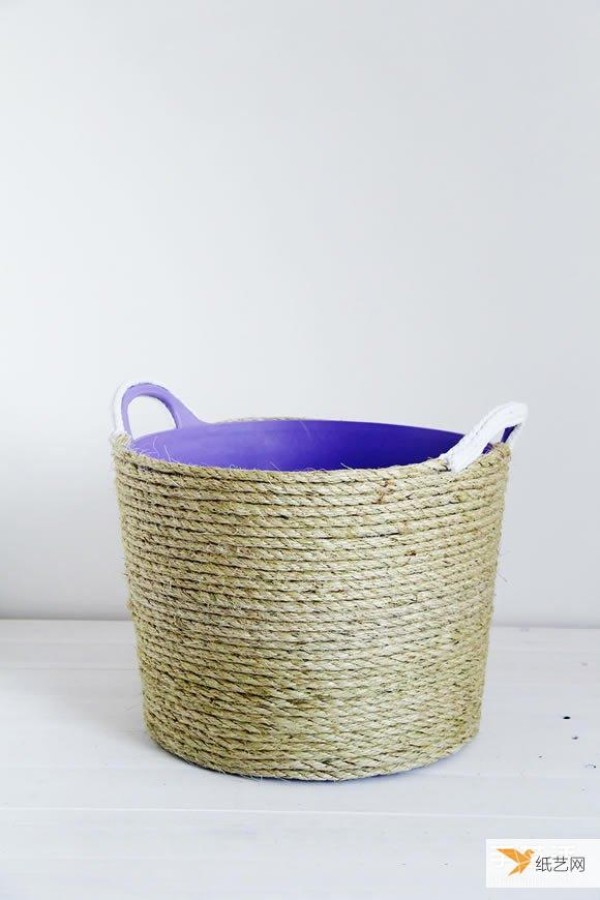 Illustrated tutorial on how to reuse plastic buckets to make personalized hemp rope flower basket covers