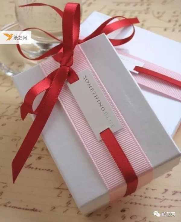 A collection of 13 simple gift wrapping tutorials!