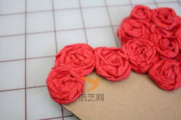 Tutorial on how to make a simple paper rose heart-shaped decoration