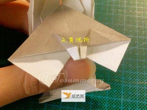 Illustration of how to prepare origami to fold Bugs Bunny