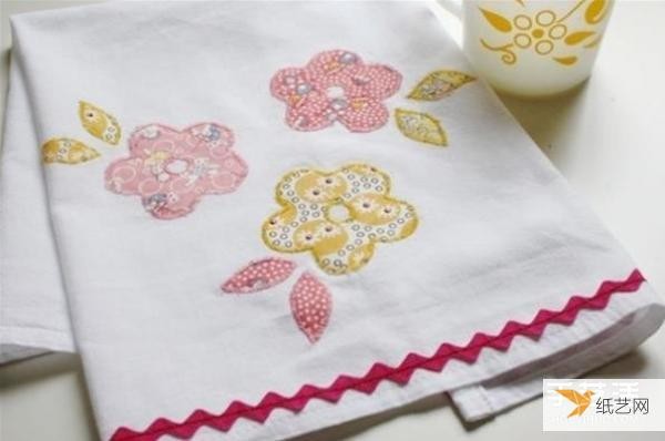 Tutorial on how to make fabric flower pattern appliqué napkins