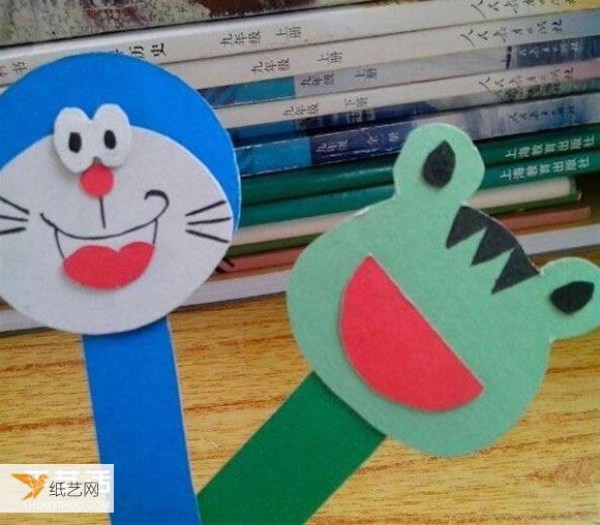 Illustration of how children make bookmarks with cartoon animals