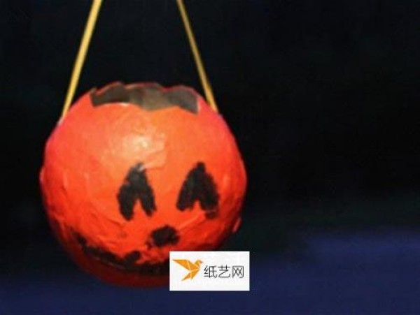 Illustration of how to make a simple pumpkin lantern using scrap newspapers