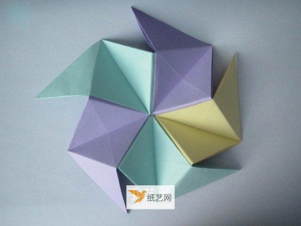 Detailed tutorial for hand folding paper flower balls