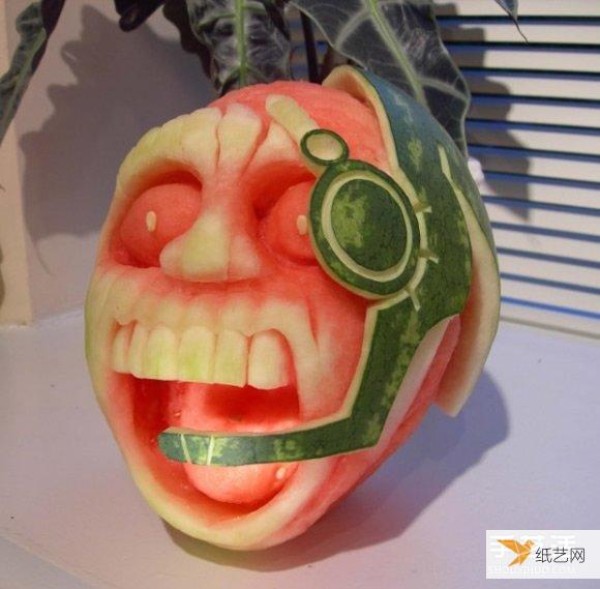 Appreciate the creative looking fruit carvings and melon carvings