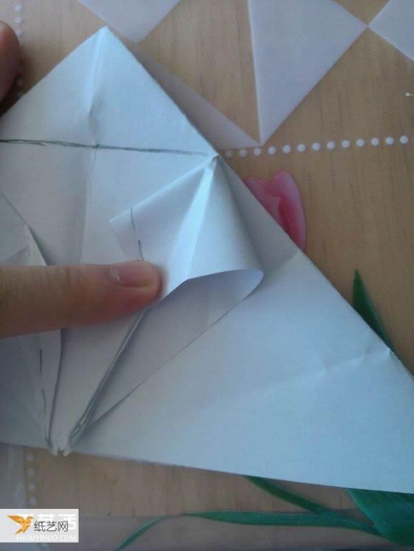 Step-by-step illustration of how to use origami to fold a cute grand piano