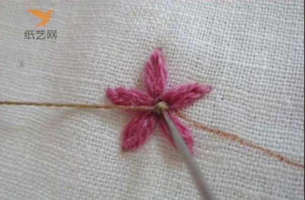 Embroidery tutorial teaches you how to make simple embroidery flowers