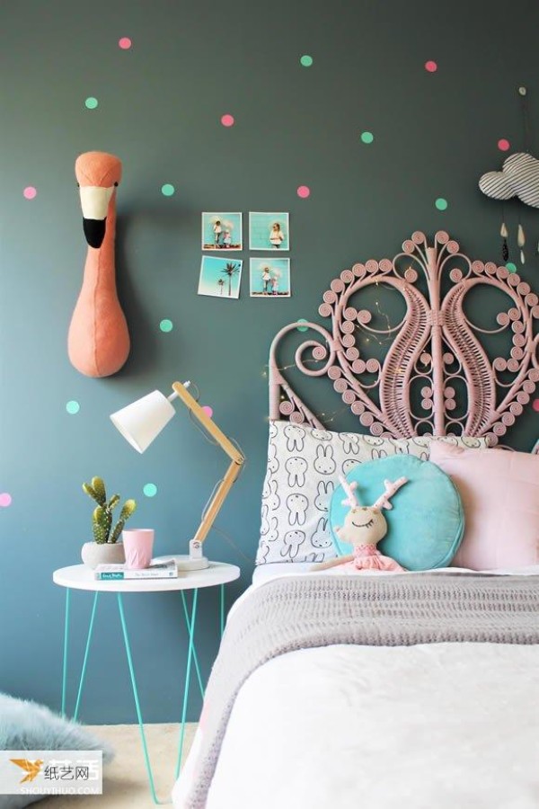 When you have a daughter, you need to create a beautiful ice cream-colored room for her.