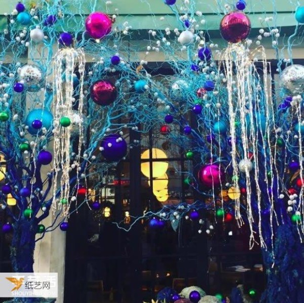 The shining streets of London during Christmas are like a fantasy land full of surprises