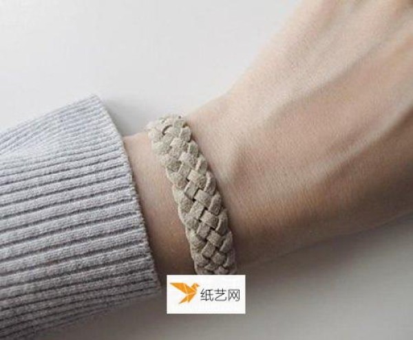 Personalized illustration of hand-woven simple leather rope bracelet