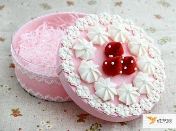 Use round plastic box waste to make personalized cake-shaped jewelry boxes