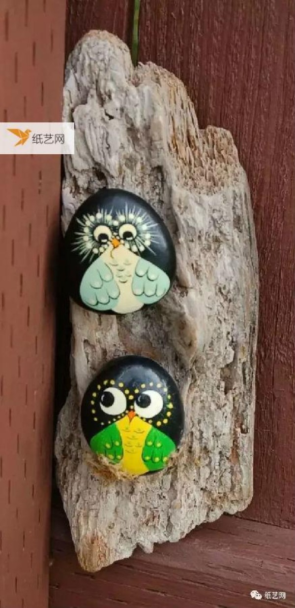 Paint with pebbles! The little animals painted on pebbles are so cute! penguin, owl