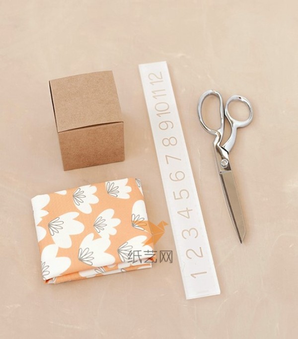 How to pack a gift box with floral cloth