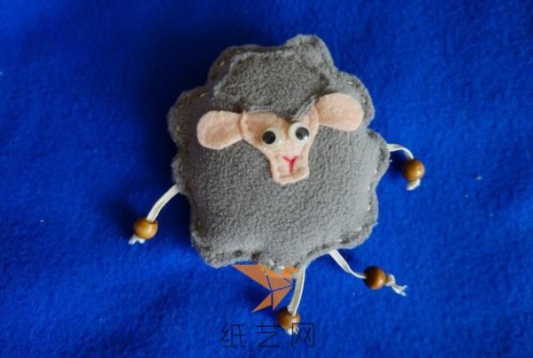 Tutorial on making a cute non-woven lamb for New Year’s gift