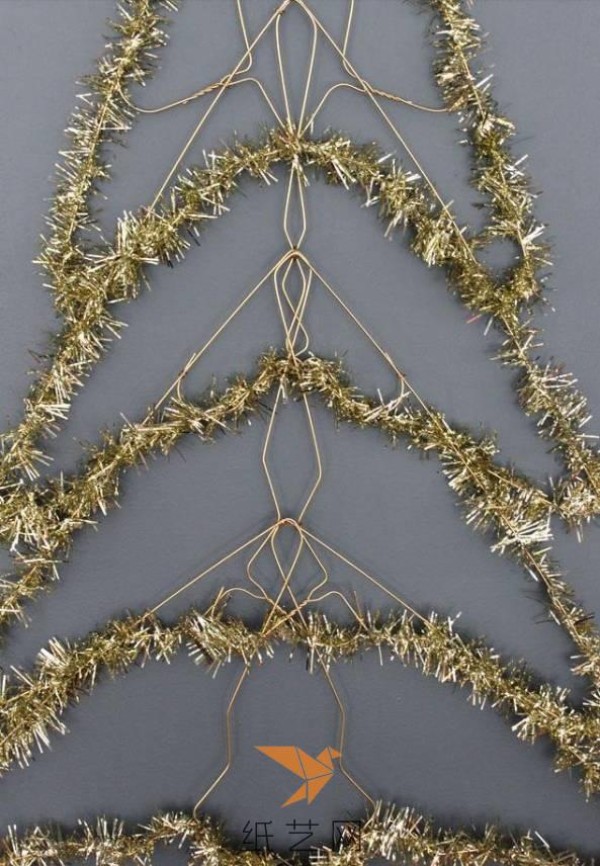 Tutorial on how to make a beautiful Christmas tree decoration using clothes hangers