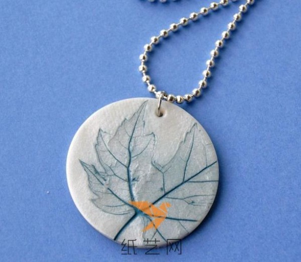 Tutorial on making a beautiful ultra-light clay necklace with leaf vein texture