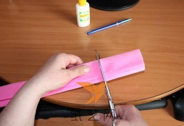 Tutorial on making beautiful crepe paper roses