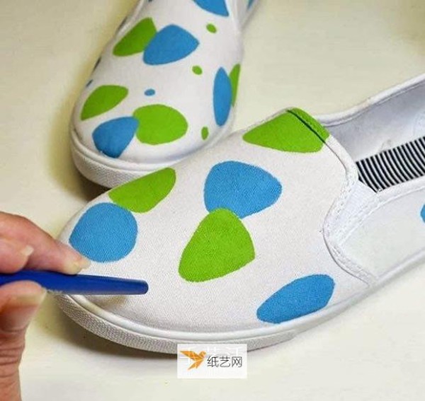 How to transform white canvas shoes using hand-painting