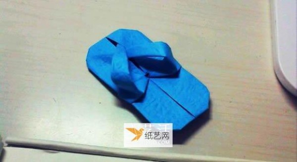 Illustrated tutorial for folding flip-flops using origami