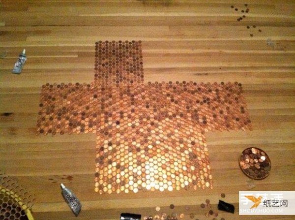 Use tens of thousands of one-cent coins to pave the floor with glittering gold and luxury.