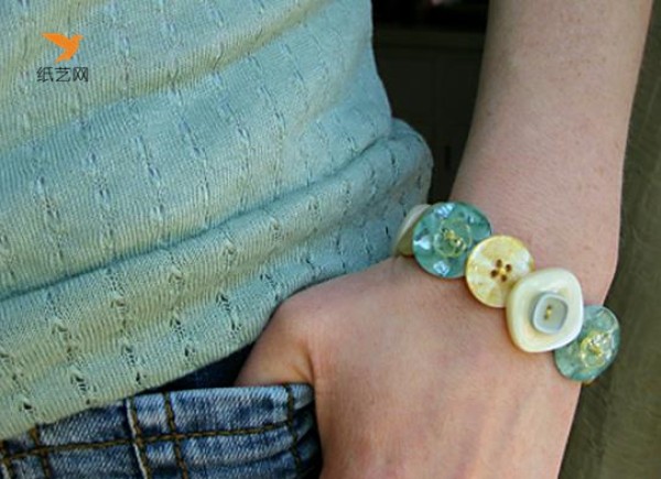 Detailed tutorial on making a beautiful button DIY bracelet