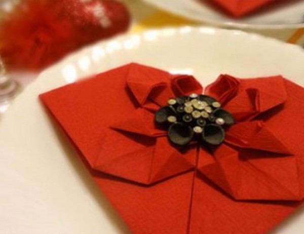 Tutorial on how to make romantic heart-shaped folded wedding napkins