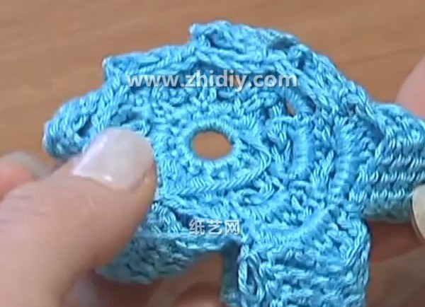 Simple tutorial for making crochet cascading flowers