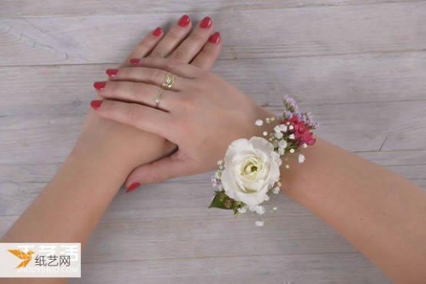 Tutorial on how to make a personalized flower bracelet completely by hand