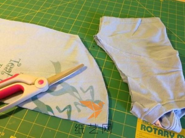 A simple tutorial on how to transform an old T-shirt into a practical mesh bag