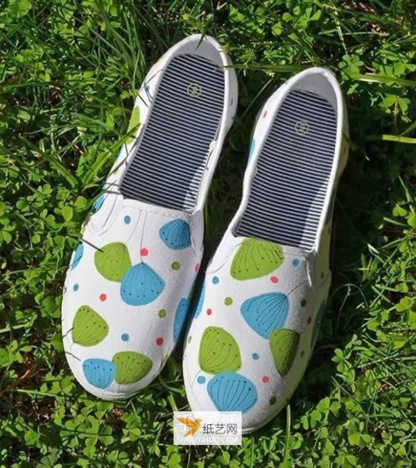 How to transform white canvas shoes using hand-painting