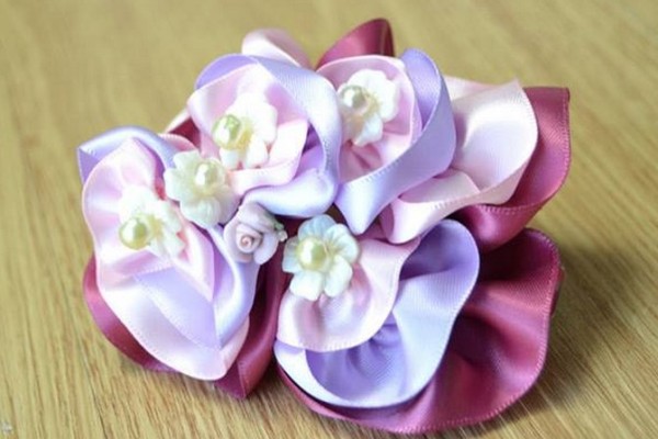 Illustrated tutorial on making handmade ribbon flowers for hairpin decoration