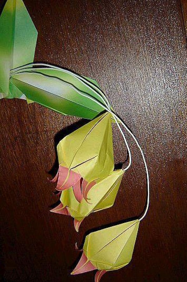 Tutorial on making handmade origami lily of the valley flowers