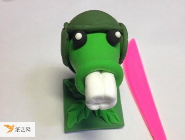 Find some illustrations of how to hand-make Machine Gun Pea from ultra-light clay in Plants vs. Zombies