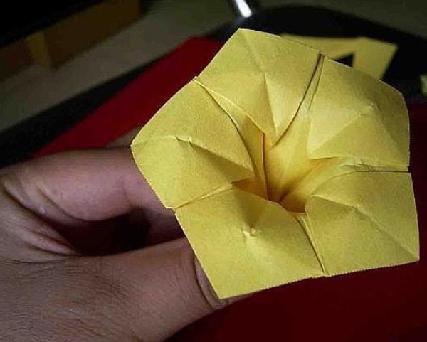 Tutorial on how to make handmade origami petunias