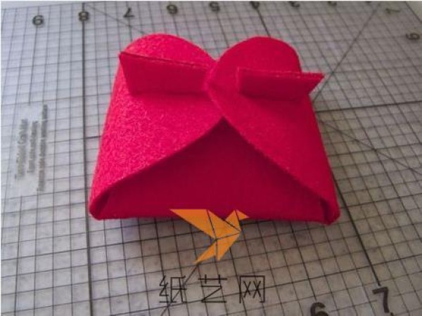 Very simple tutorial on making Christmas gift wrapping boxes from non-woven fabrics