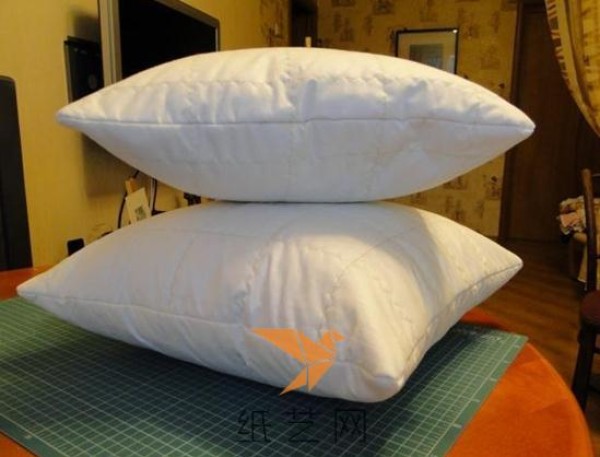 Super practical DIY hotel pillow tutorial