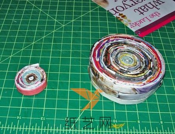 Tutorial on making rolling paper boxes from old magazines