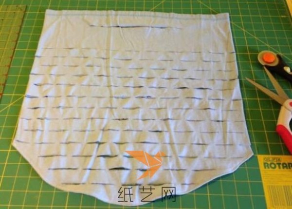 A simple tutorial on how to transform an old T-shirt into a practical mesh bag