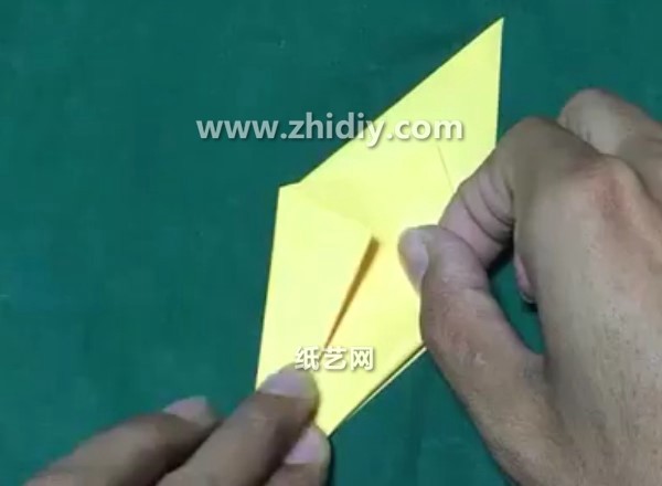 Video tutorial on how to make a three-dimensional origami chicken