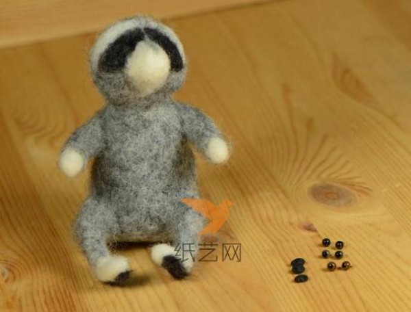 Very charming little raccoon wool felt making tutorial