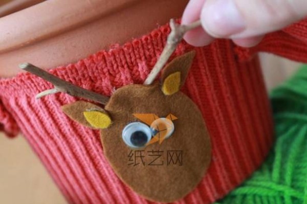 Turn waste into treasure by transforming old sweaters into small Christmas flower pot decorations